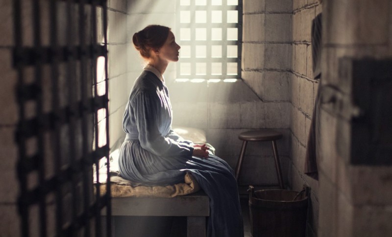 Protagonista de Alias Grace sentada em sua cela.