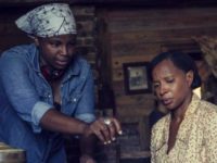 Des Ree, a diretora do filme Mudbound: Lágrimas Sobre o Mississippi, orienta atriz no set. Des Ree é a primeira mulher negra a ser indicada ao Oscar por Melhor Roteiro Adaptado.