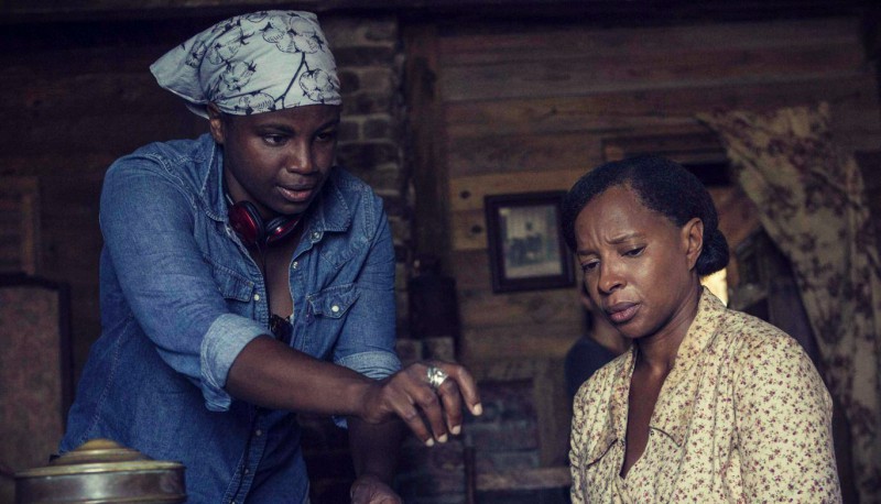 Des Ree, a diretora do filme Mudbound: Lágrimas Sobre o Mississippi, orienta atriz no set. Des Ree é a primeira mulher negra a ser indicada ao Oscar por Melhor Roteiro Adaptado. 