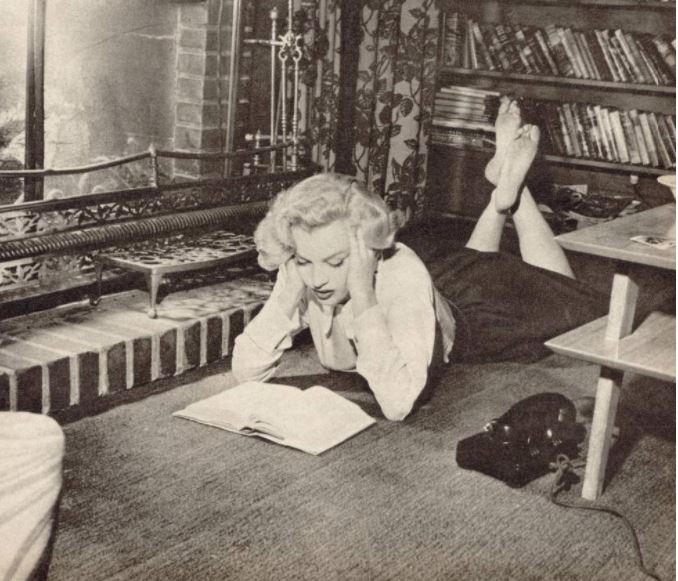 Marilyn Monroe lendo