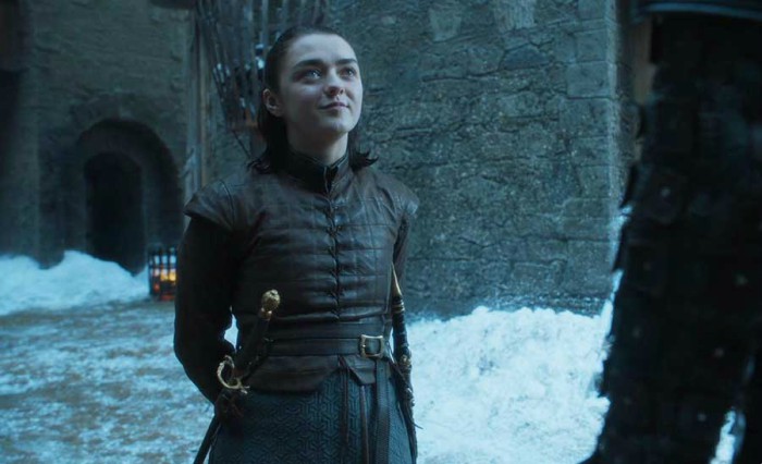 Arya Stark sorrindo cretinamente na sétima temporada de Game of Thrones