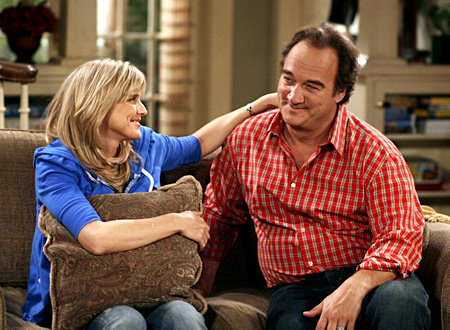 O casal da sitcom According to Jim - ela, uma mãe e esposa super competente; ele, um pai trapalhão. 
