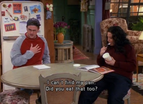Cena da série Friends do episódio que imagina que Monica nunca emagreceu. Chandler fala para Monica: "Não consigo encontrar minha caneta, você comeu ela também?"