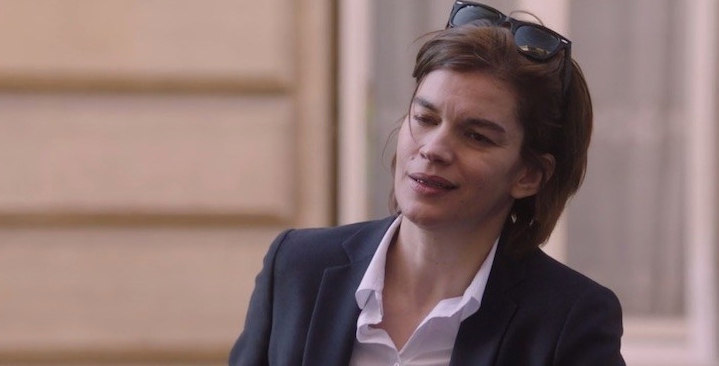 Alexandra, personagem do filme Eu Não Sou um Homem Fácil, de Éléonore Pourriat.