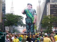 Foto de manifestação pró-Bolsonaro na avenida Paulista, com boneco inflável de general de faixa presidencial.