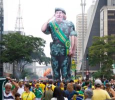 Foto de manifestação pró-Bolsonaro na avenida Paulista, com boneco inflável de general de faixa presidencial.