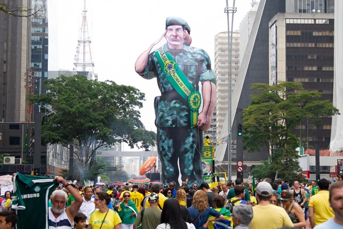 Foto de manifestação pró-Bolsonaro na avenida Paulista, com boneco inflável de general de faixa presidencial. 