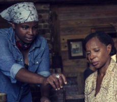 Des Ree, a diretora do filme Mudbound: Lágrimas Sobre o Mississippi, orienta atriz no set. Des Ree é a primeira mulher negra a ser indicada ao Oscar por Melhor Roteiro Adaptado.